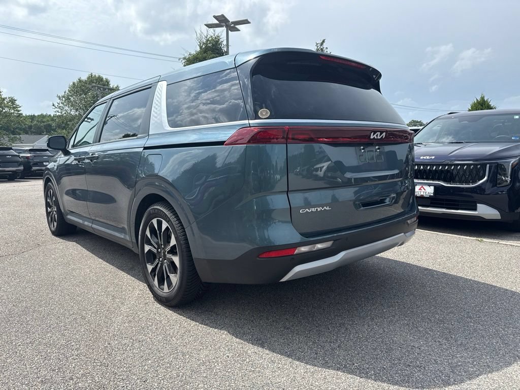 Used 2024 Kia Carnival EX FWD image 3