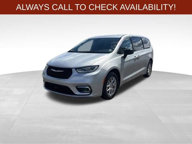 Used 2024 Chrysler Pacifica Touring-L FWD image 3
