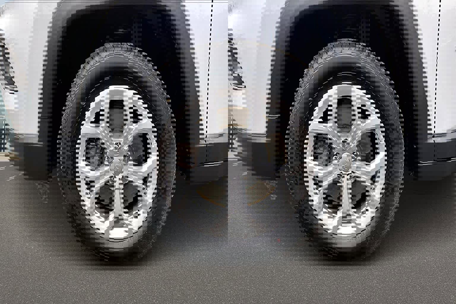 Used 2024 Jeep Compass Latitude image 9