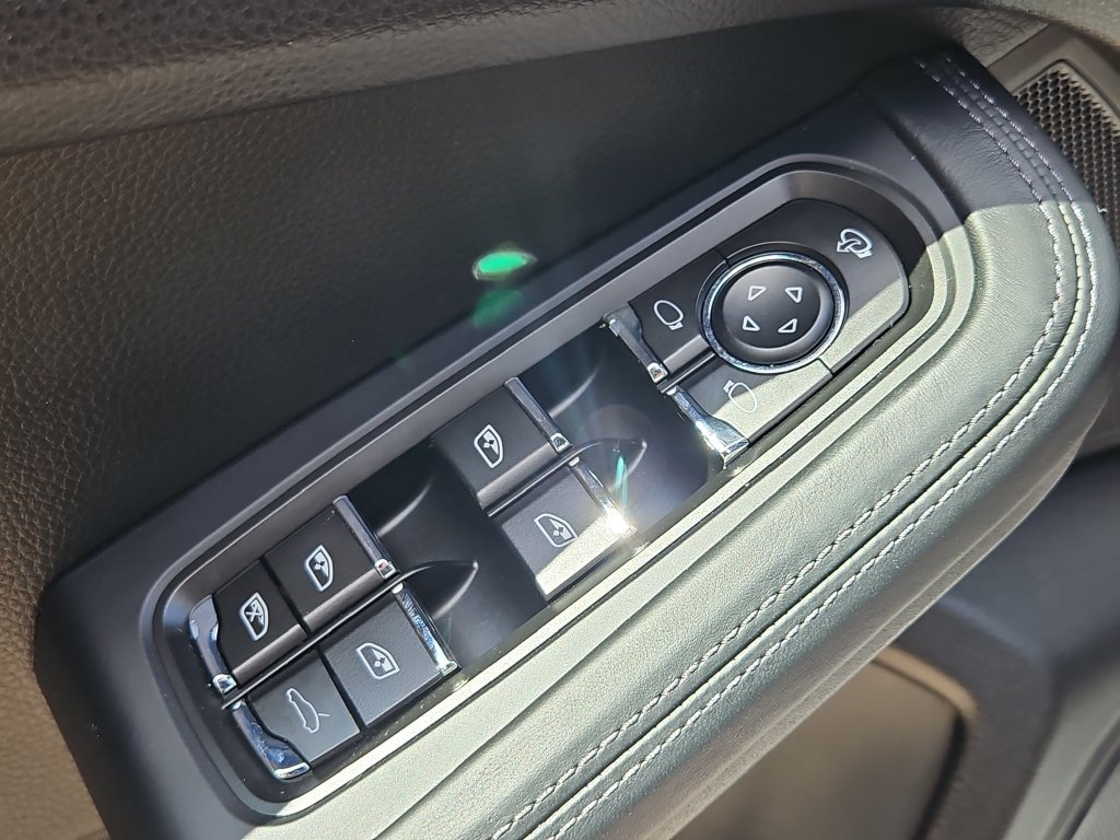 Certified 2026 Porsche Macan AWD/4WD image 33