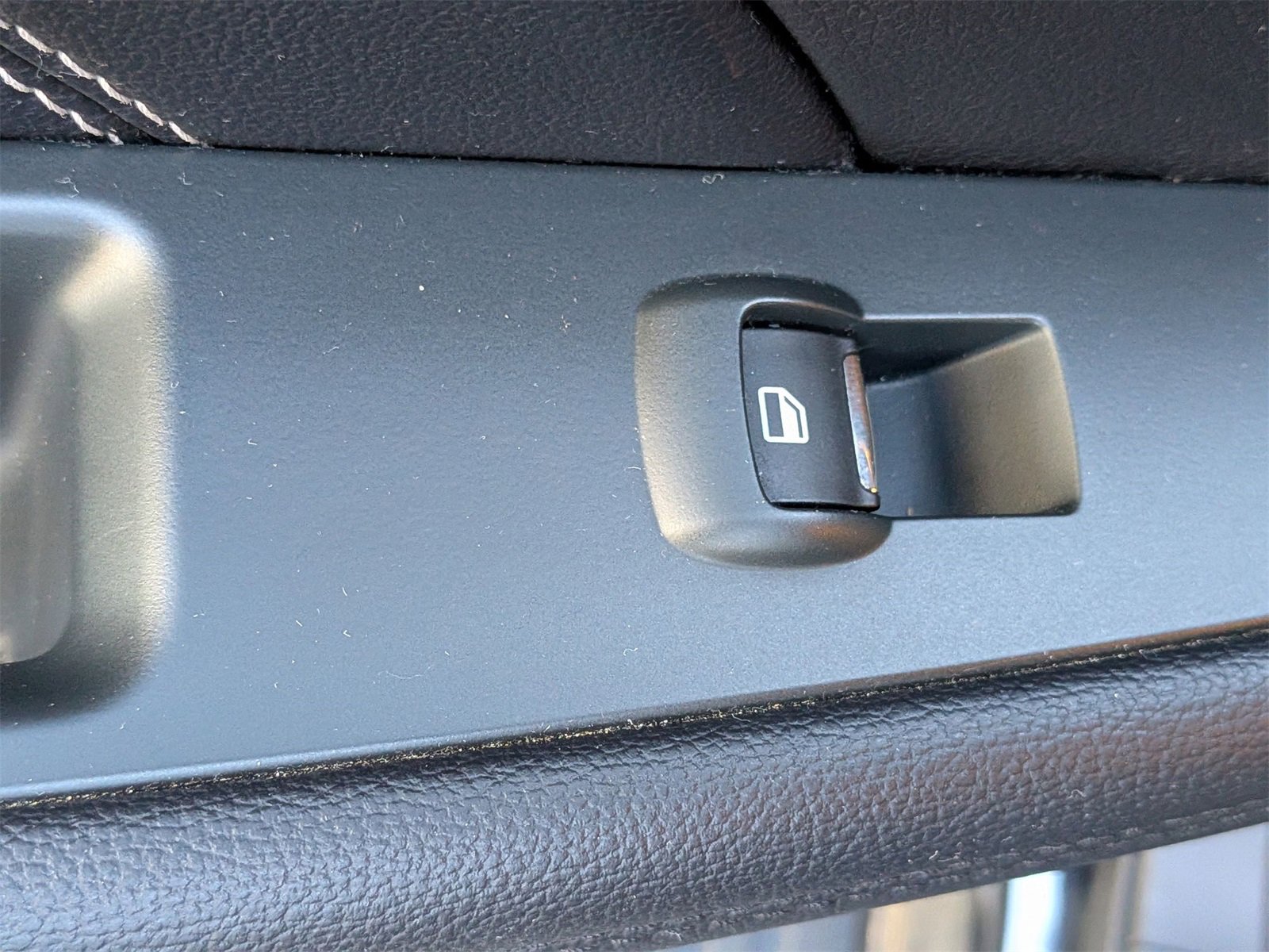 Used 2018 Ford Explorer Limited w/ Ford Safe & Smart Package image 29