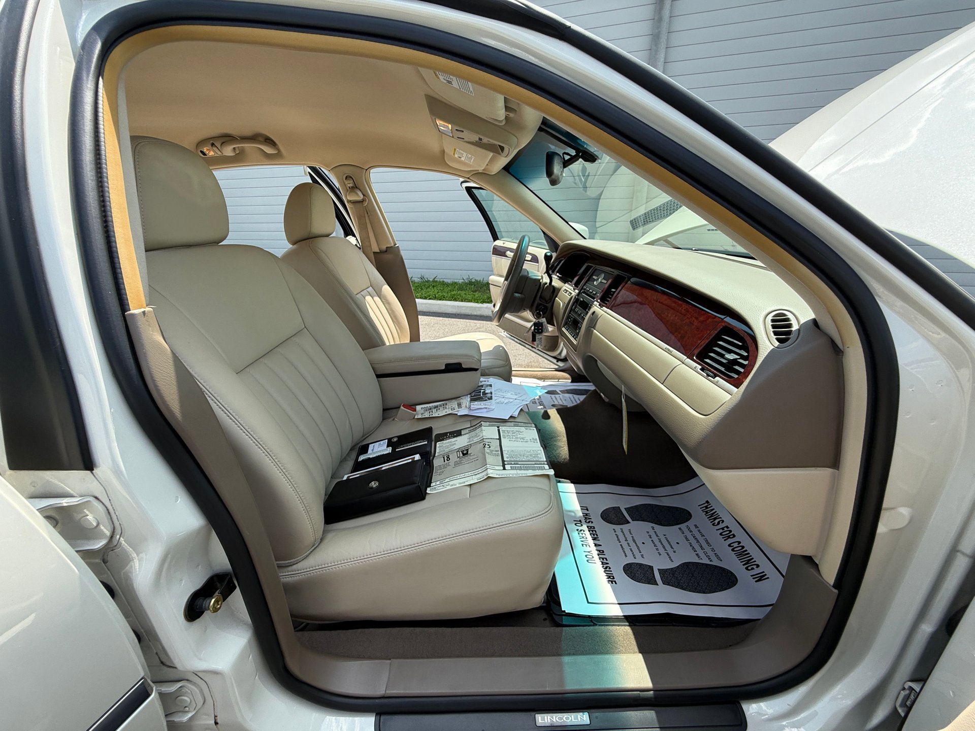 Used 2005 Lincoln Town Car Signature image 18