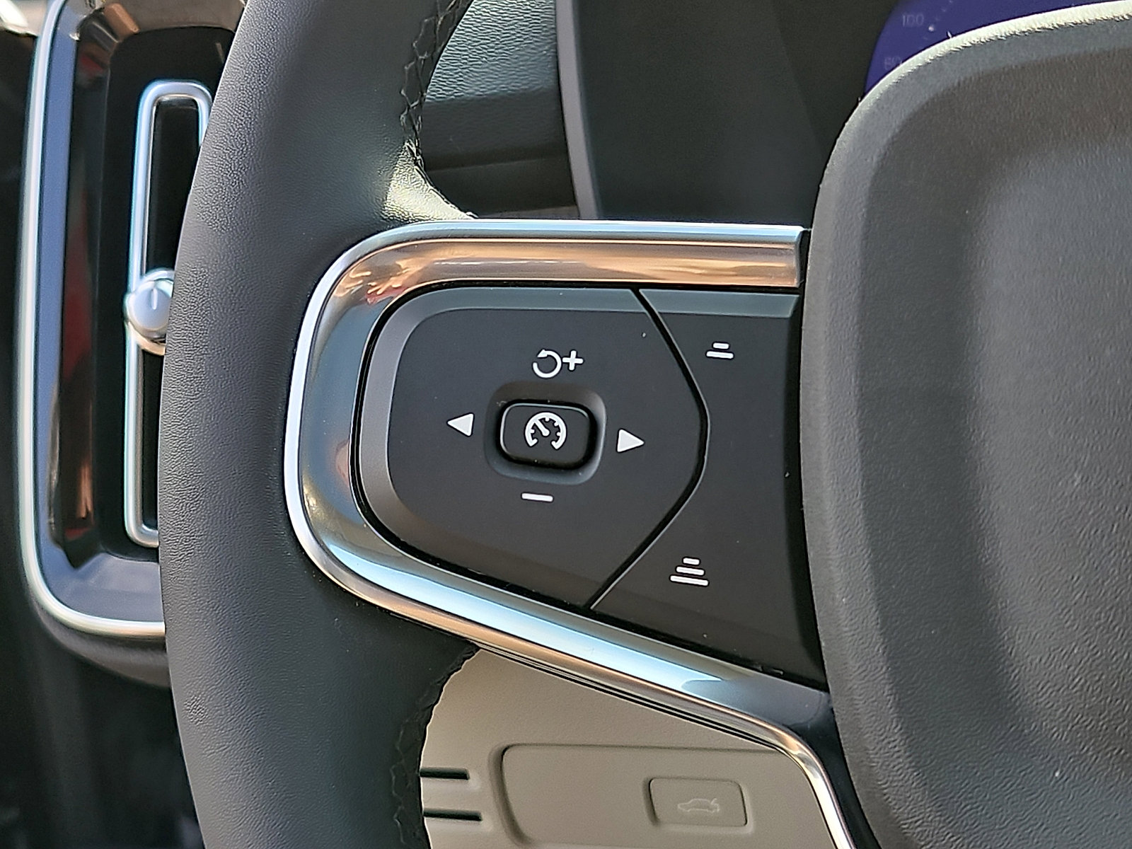 Certified 2023 Volvo XC40 B5 Plus w/ Climate Package image 22