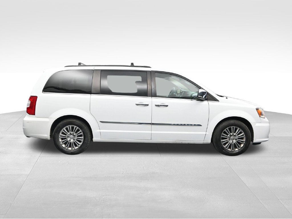 Used 2016 Chrysler Town & Country Touring-L FWD image 6