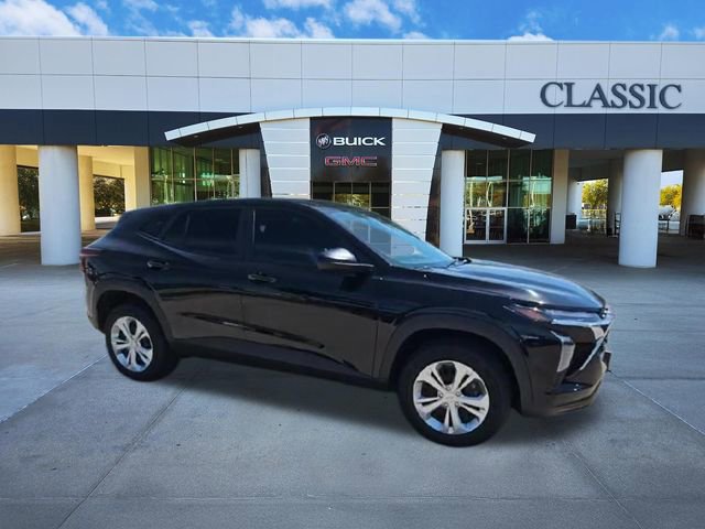 Used 2026 Chevrolet Trax LS FWD image 2