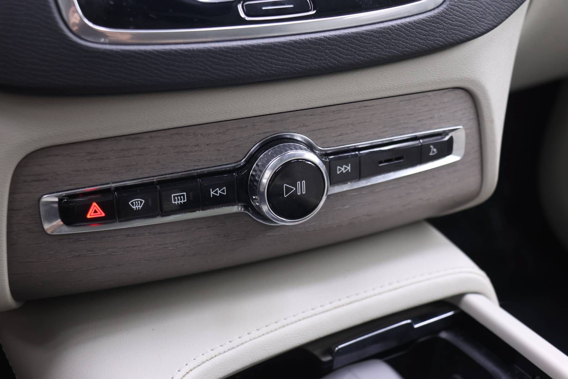 Used 2024 Volvo XC90 B6 Plus AWD/4WD image 9