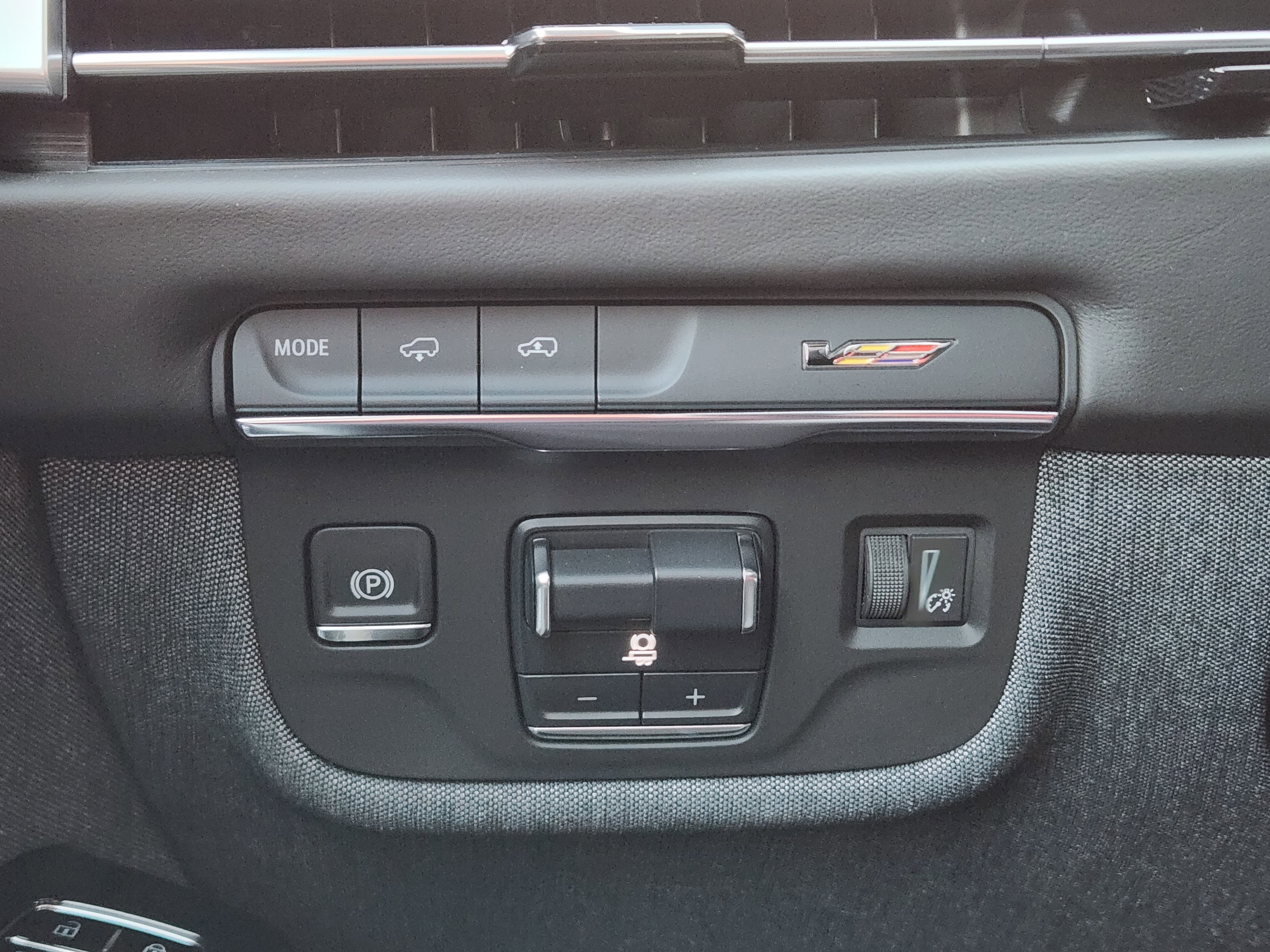 Used 2025 Cadillac Escalade V w/ LPO, ONYX Package image 19