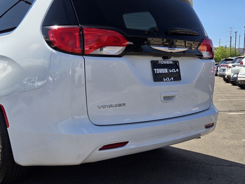 Used 2022 Chrysler Voyager LX FWD image 6