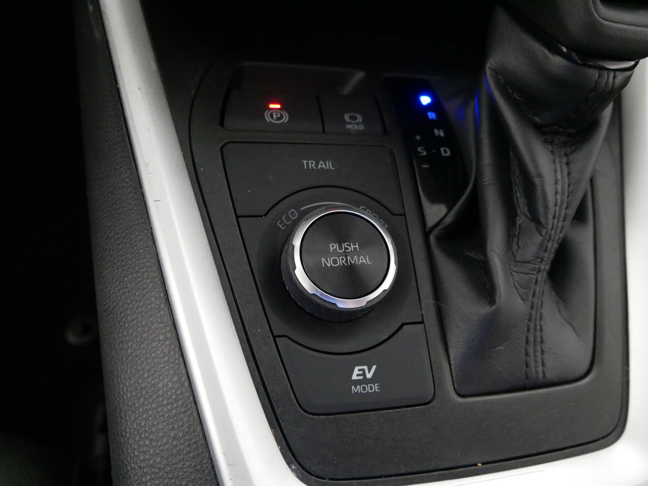 Used 2021 Toyota RAV4 LE AWD/4WD image 28