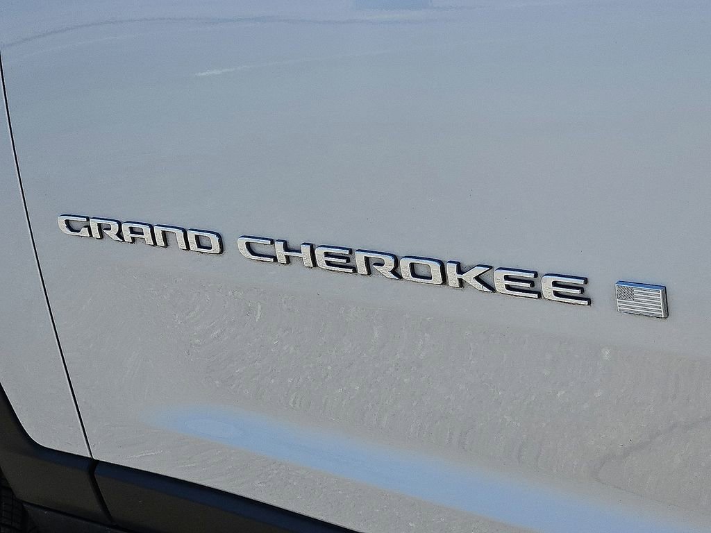 Used 2023 Jeep Grand Cherokee Laredo image 11