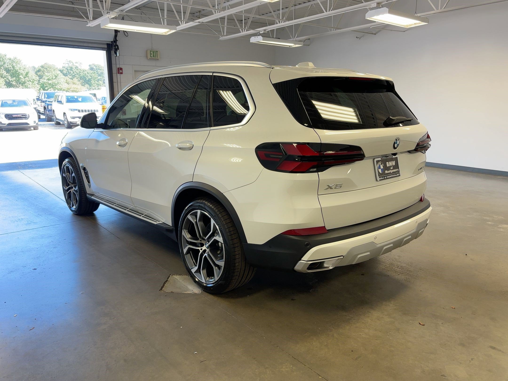 New 2026 BMW X5 sDrive40i image 3