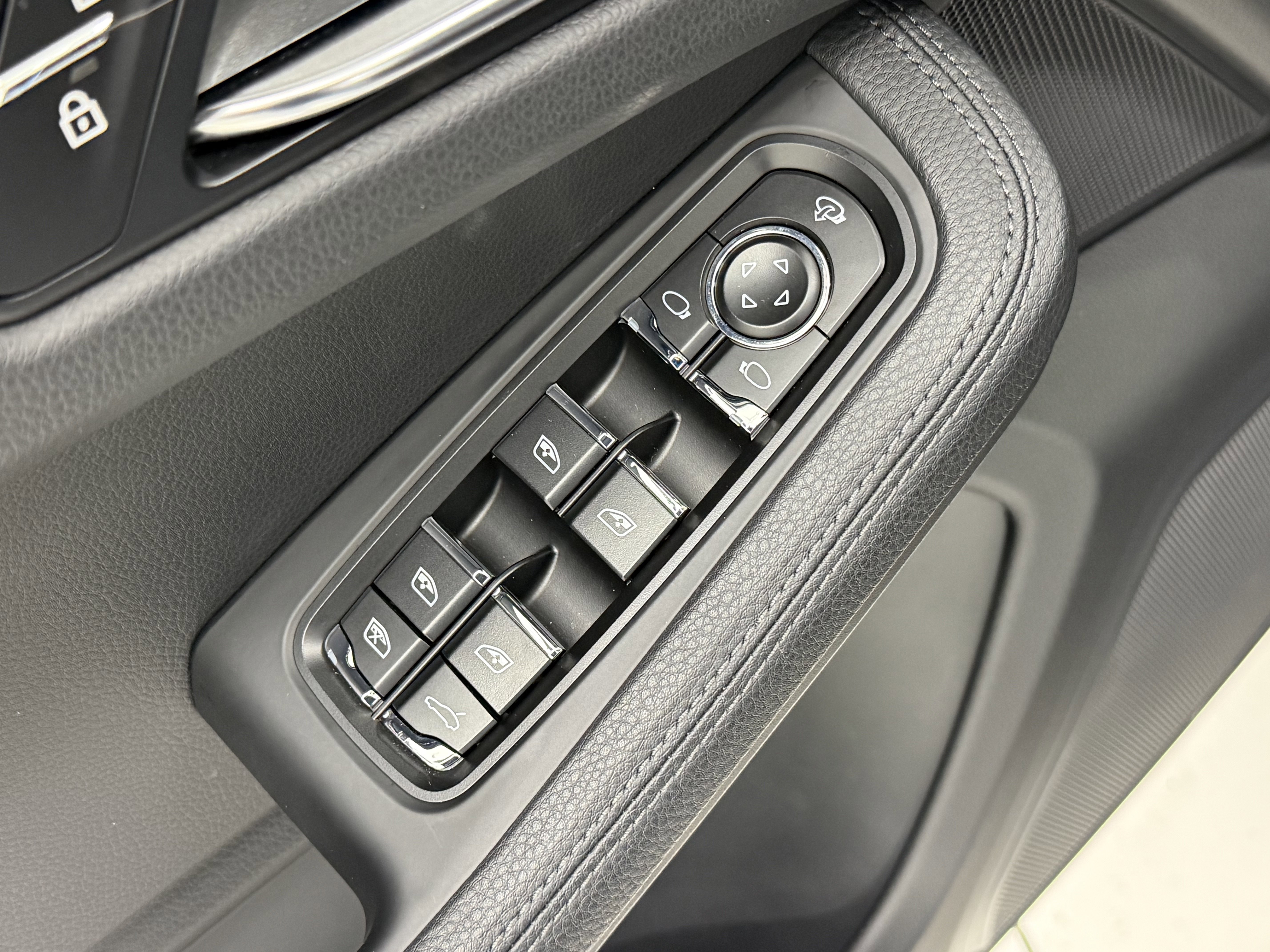 Certified 2025 Porsche Macan image 27