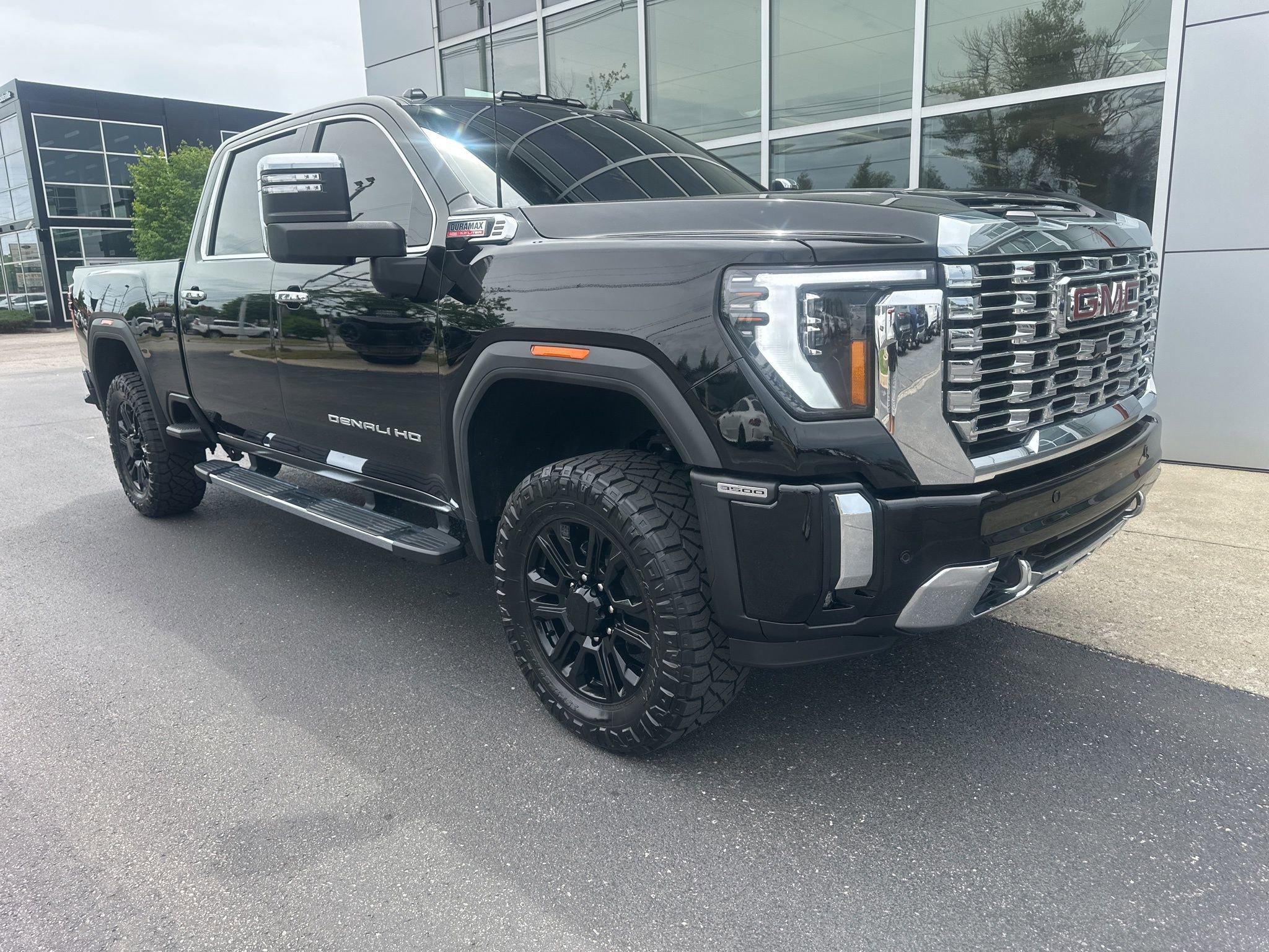 Used 2025 GMC Sierra 3500 Denali w/ Denali Reserve Package AWD/4WD image 3