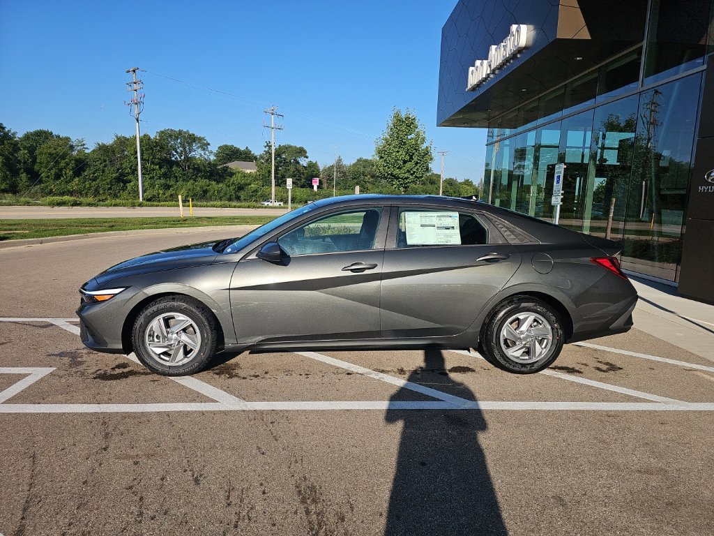 New 2026 Hyundai Elantra SE FWD image 2