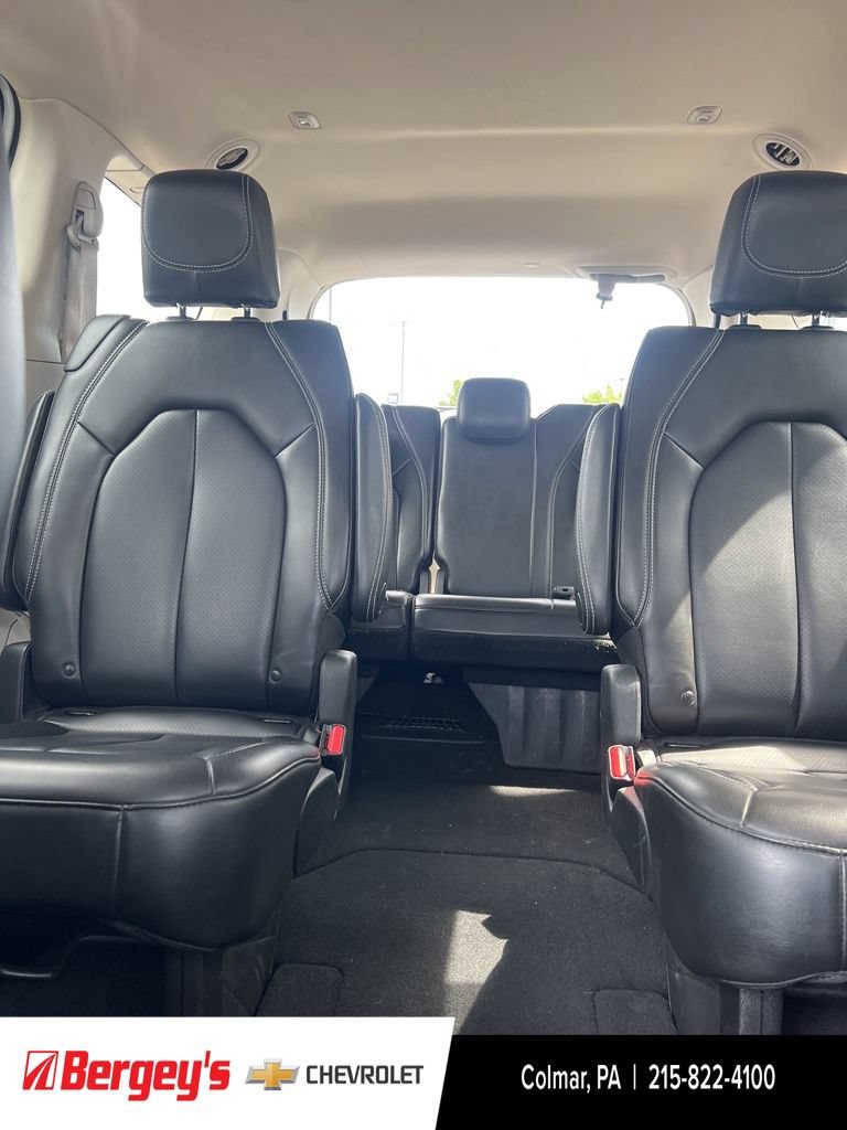 Used 2023 Chrysler Pacifica Touring-L FWD image 38