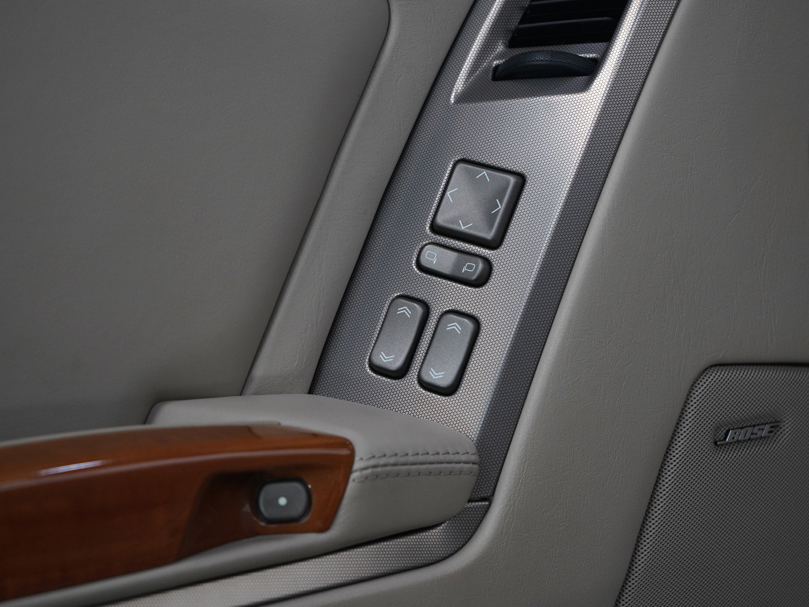 Used 2005 Cadillac XLR image 23