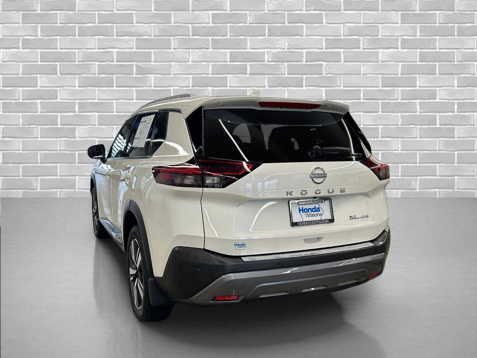 Used 2023 Nissan Rogue SL image 3