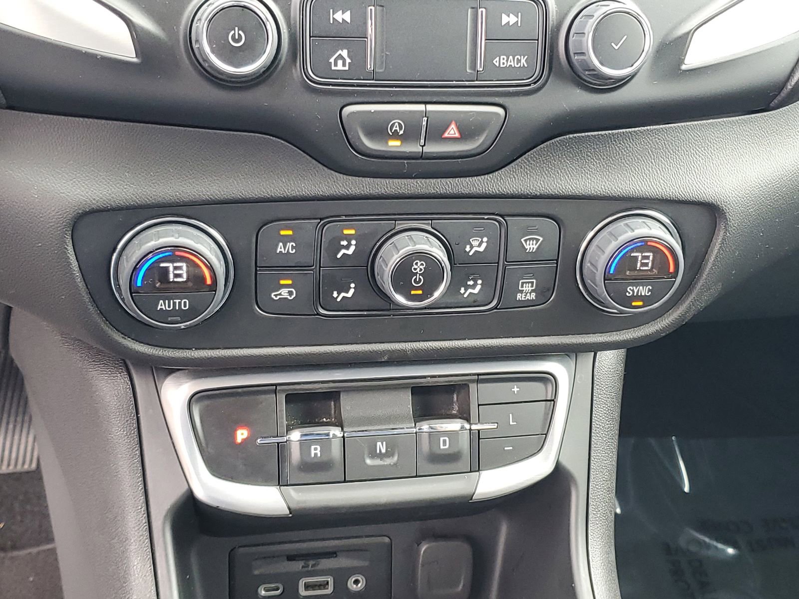 Used 2024 GMC Terrain SLE w/ Driver Convenience Package image 18