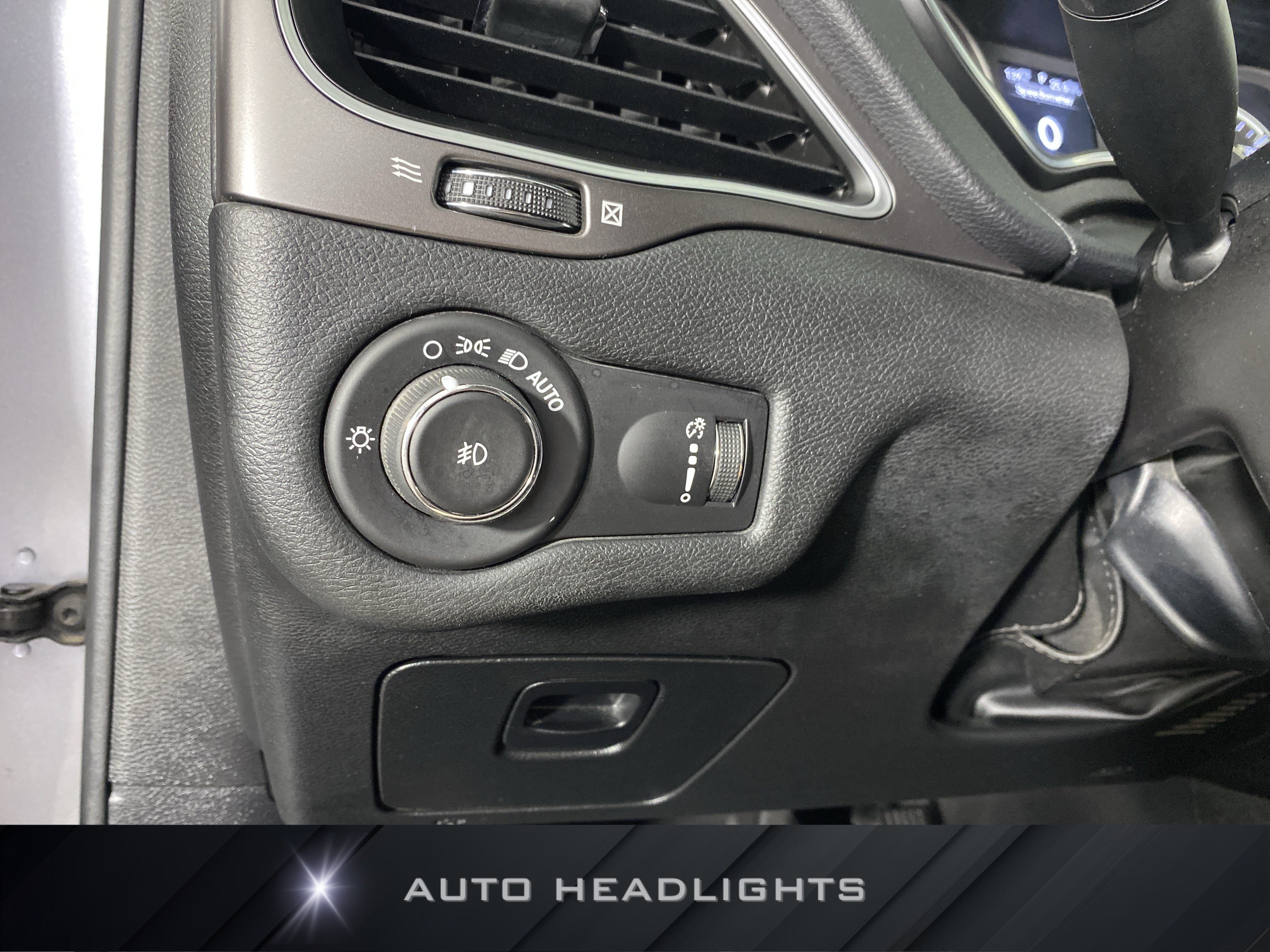Used 2019 Jeep Cherokee Latitude w/ Popular Appearance Group AWD/4WD image 24
