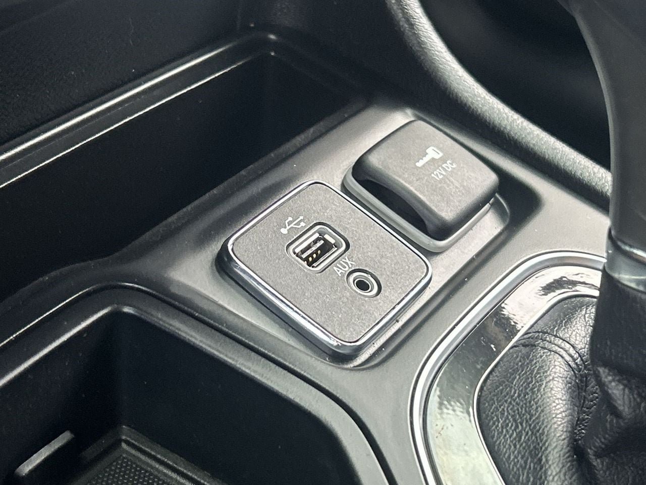 Used 2019 Jeep Cherokee Limited w/ Luxury Group FWD image 25