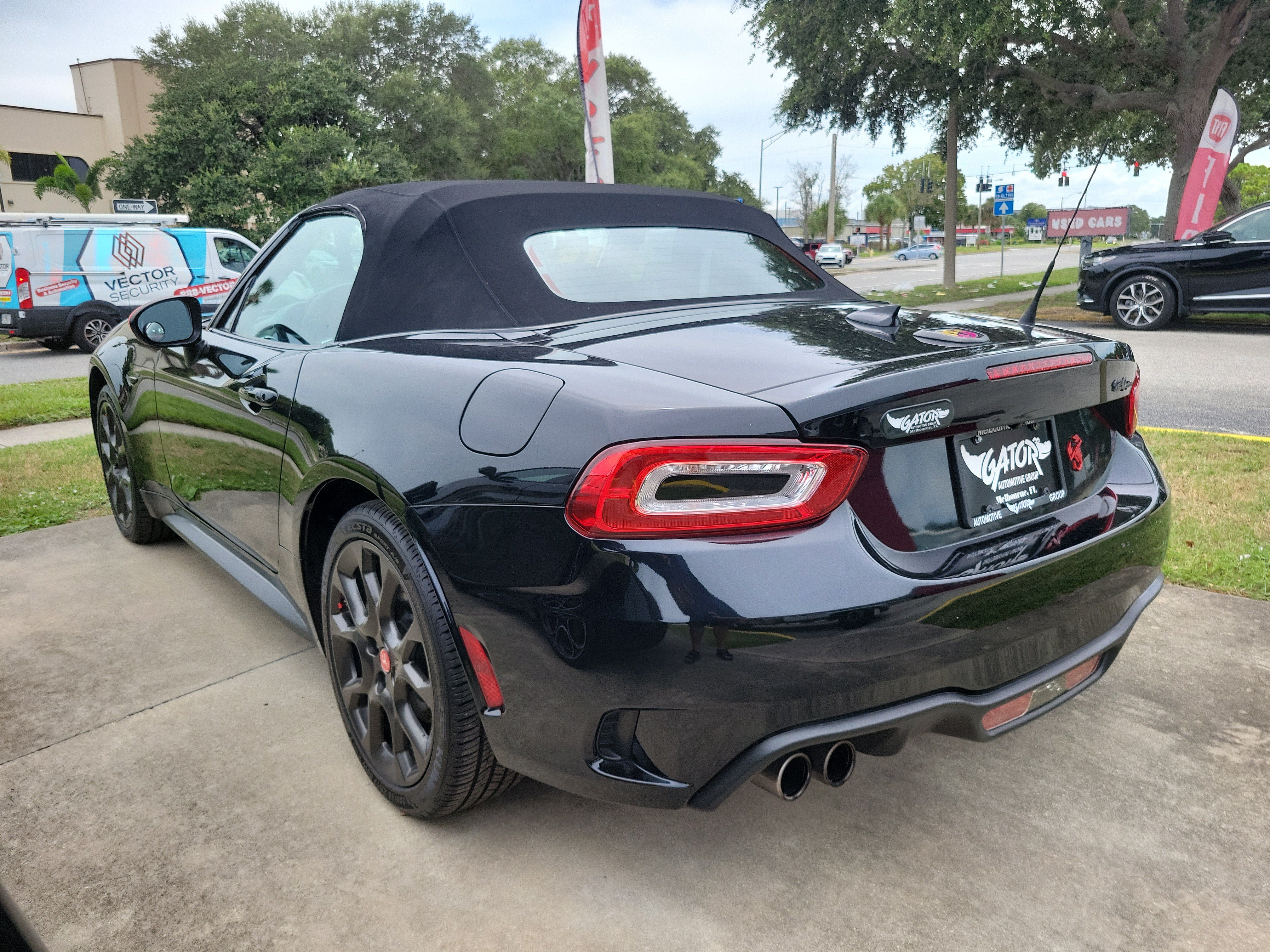 Used 2018 FIAT 124 Spider Abarth w/ Navigation & Sound Group RWD image 3