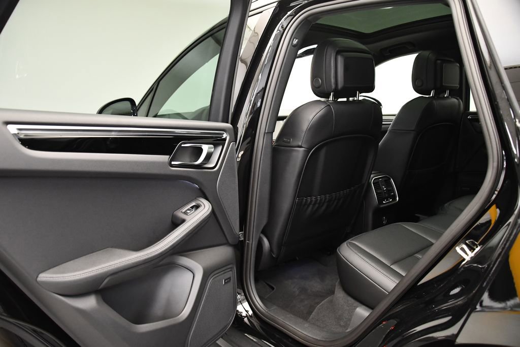 Used 2025 Porsche Macan image 40