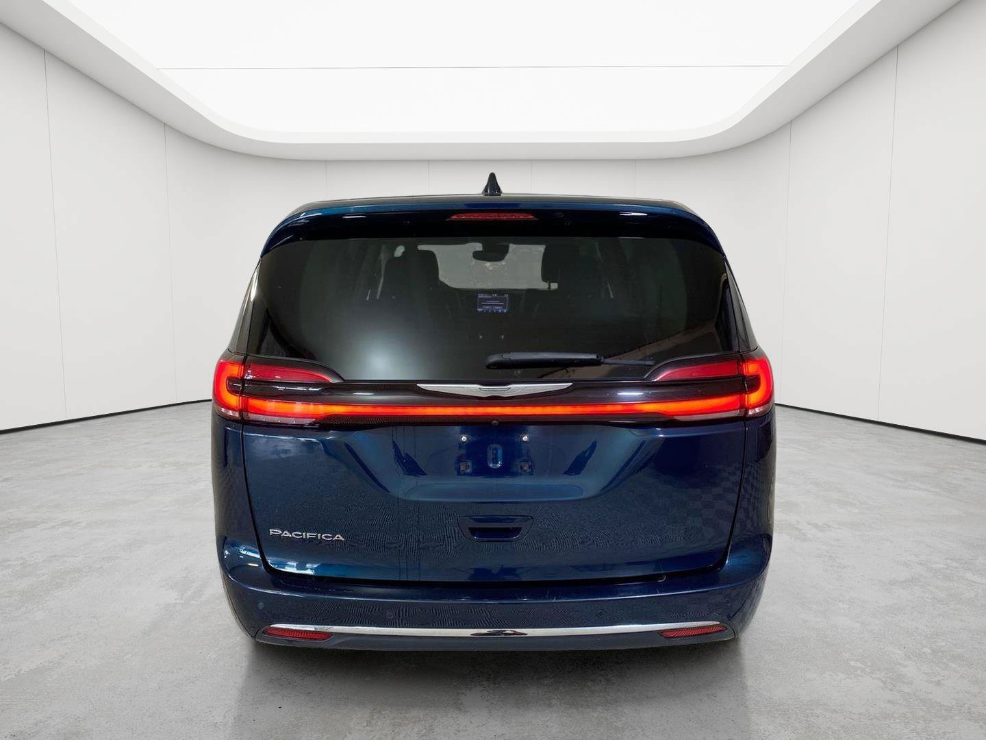 Used 2023 Chrysler Pacifica Touring-L FWD image 3