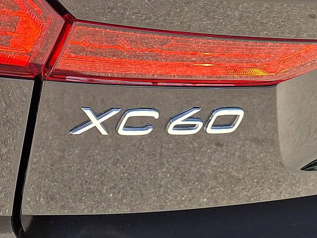 Used 2023 Volvo XC60 B5 Plus image 37