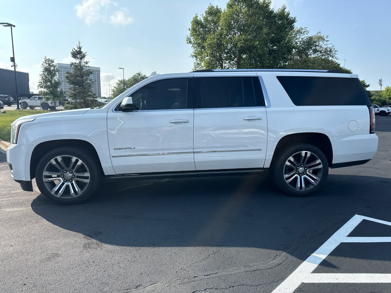 Used 2020 GMC Yukon XL Denali w/ Denali Premium Package AWD/4WD image 2