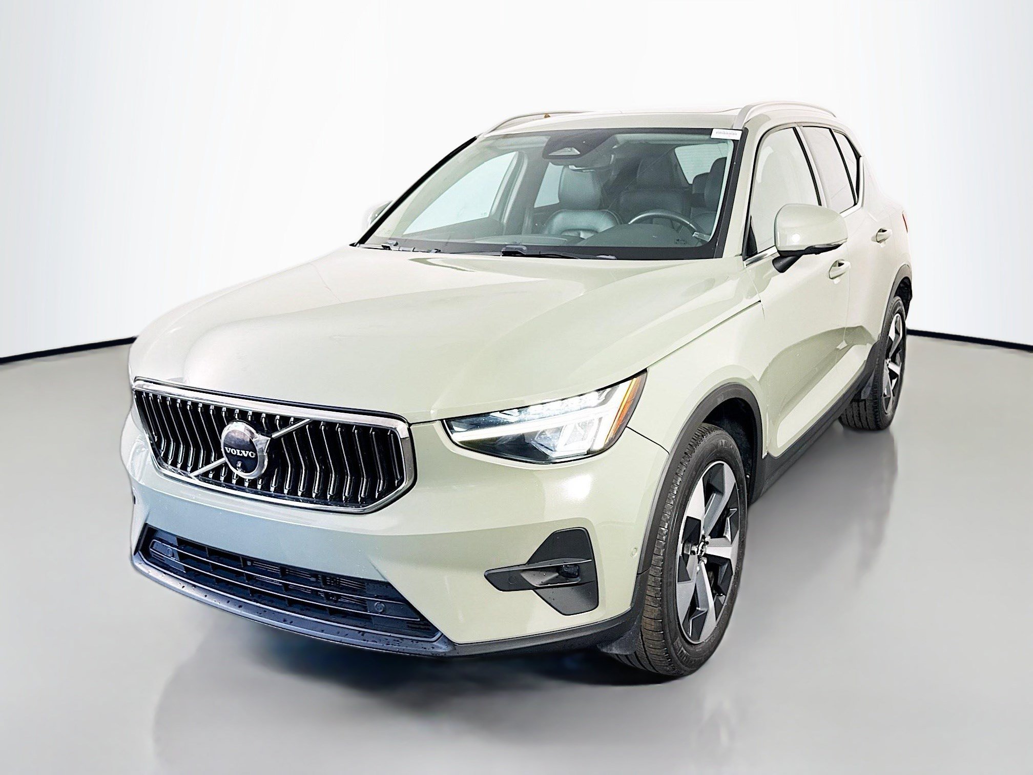 Used 2023 Volvo XC40 B5 Plus w/ Protection Package Premier AWD/4WD image 4