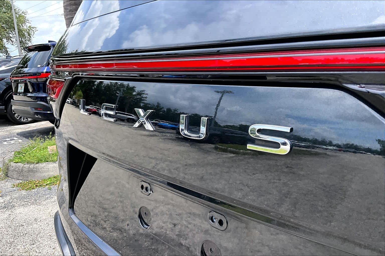 Used 2023 Lexus LX 600 4WD w/ Interior Upgrade Package image 31