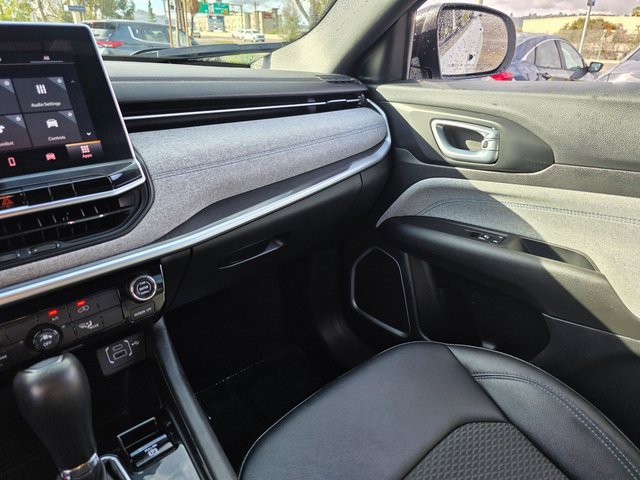 Used 2024 Jeep Compass Latitude image 34