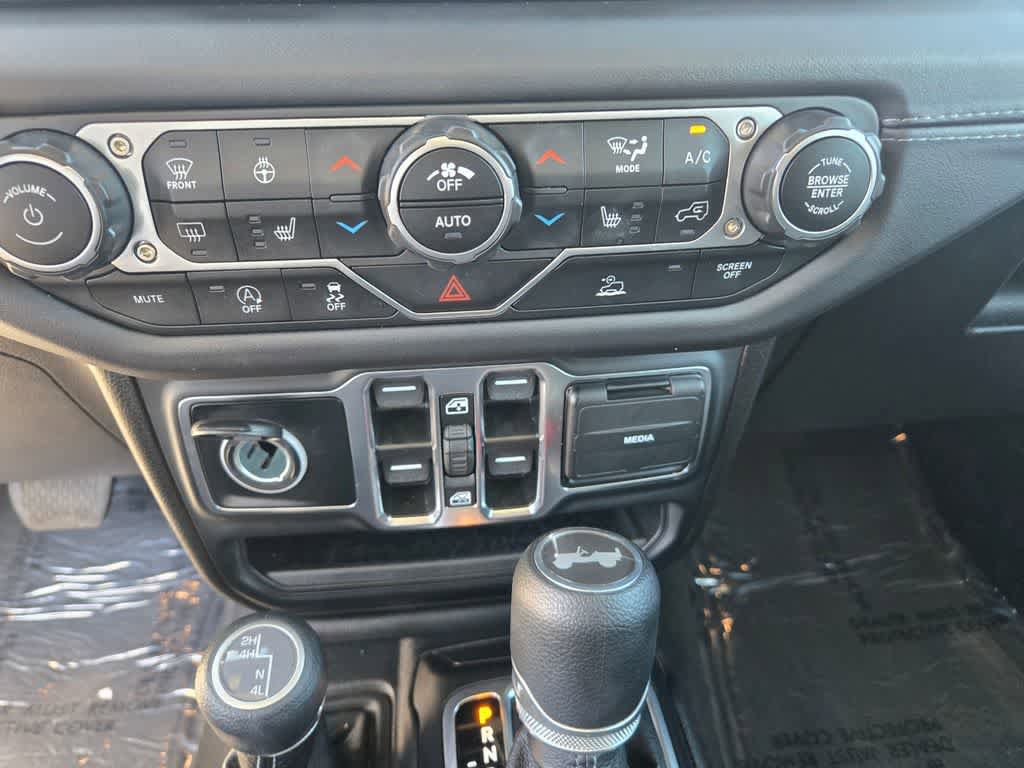 Used 2025 Jeep Wrangler Sahara AWD/4WD image 16