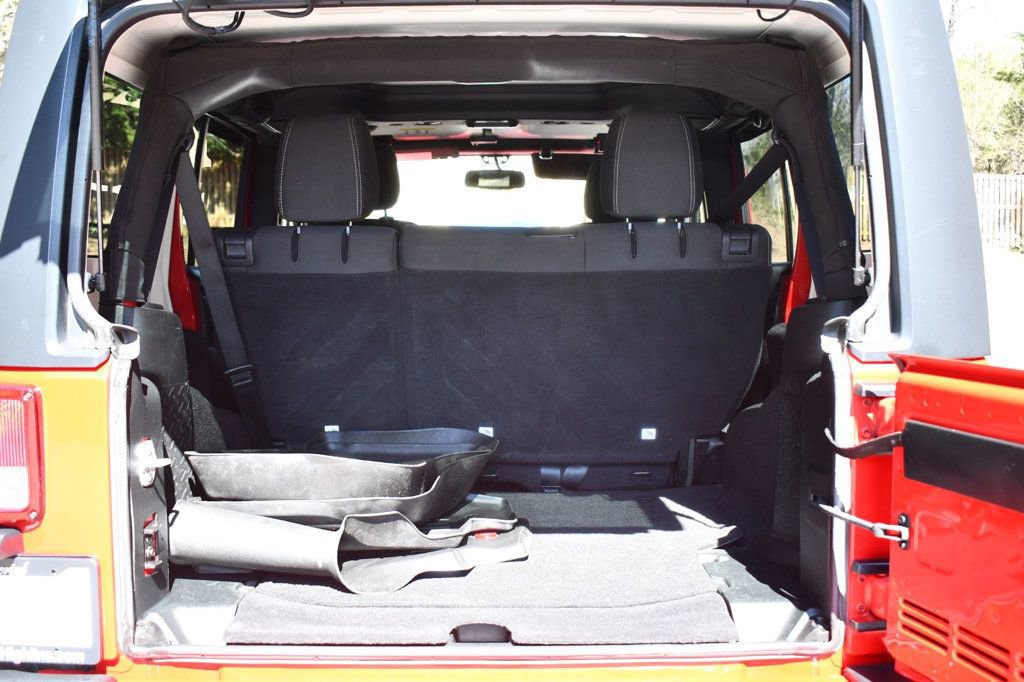 Used 2018 Jeep Wrangler Unlimited Sahara w/ Connectivity Group image 14