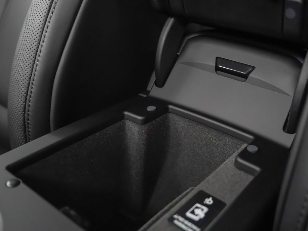 Certified 2026 Porsche Macan AWD/4WD image 26