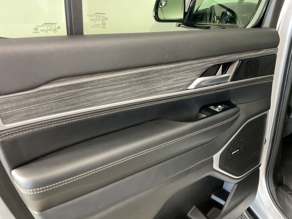 Used 2024 Jeep Wagoneer Series III w/ Flexible Seating Group image 18