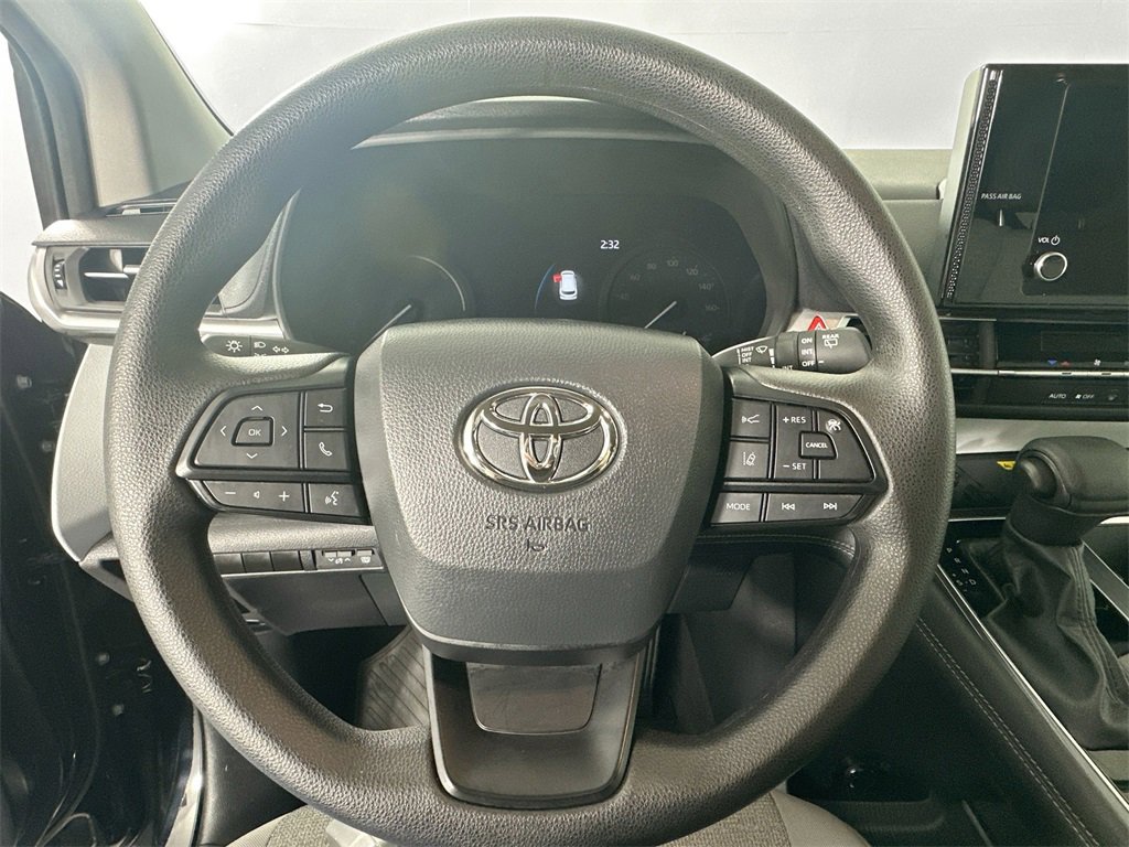 Used 2025 Toyota Sienna LE image 16