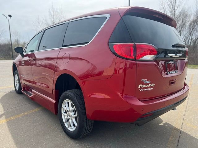 Used 2025 Chrysler Voyager LX image 4