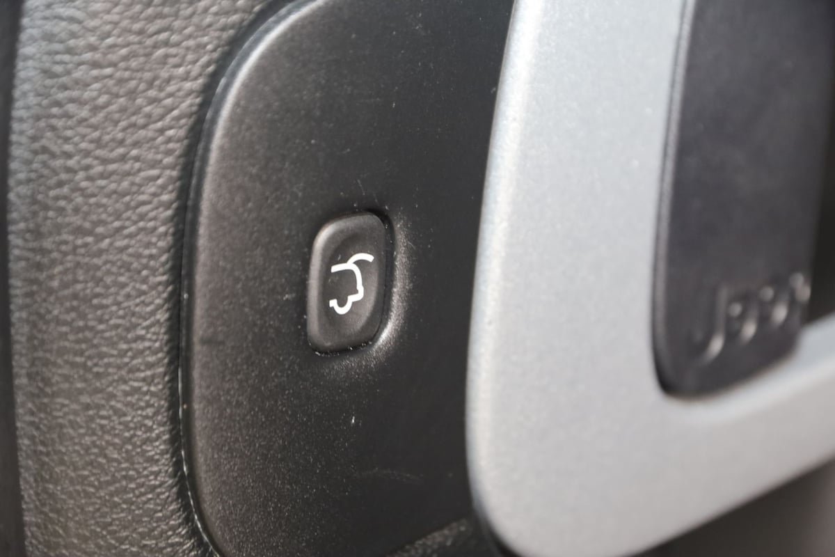 Used 2018 Jeep Cherokee Overland AWD/4WD image 41