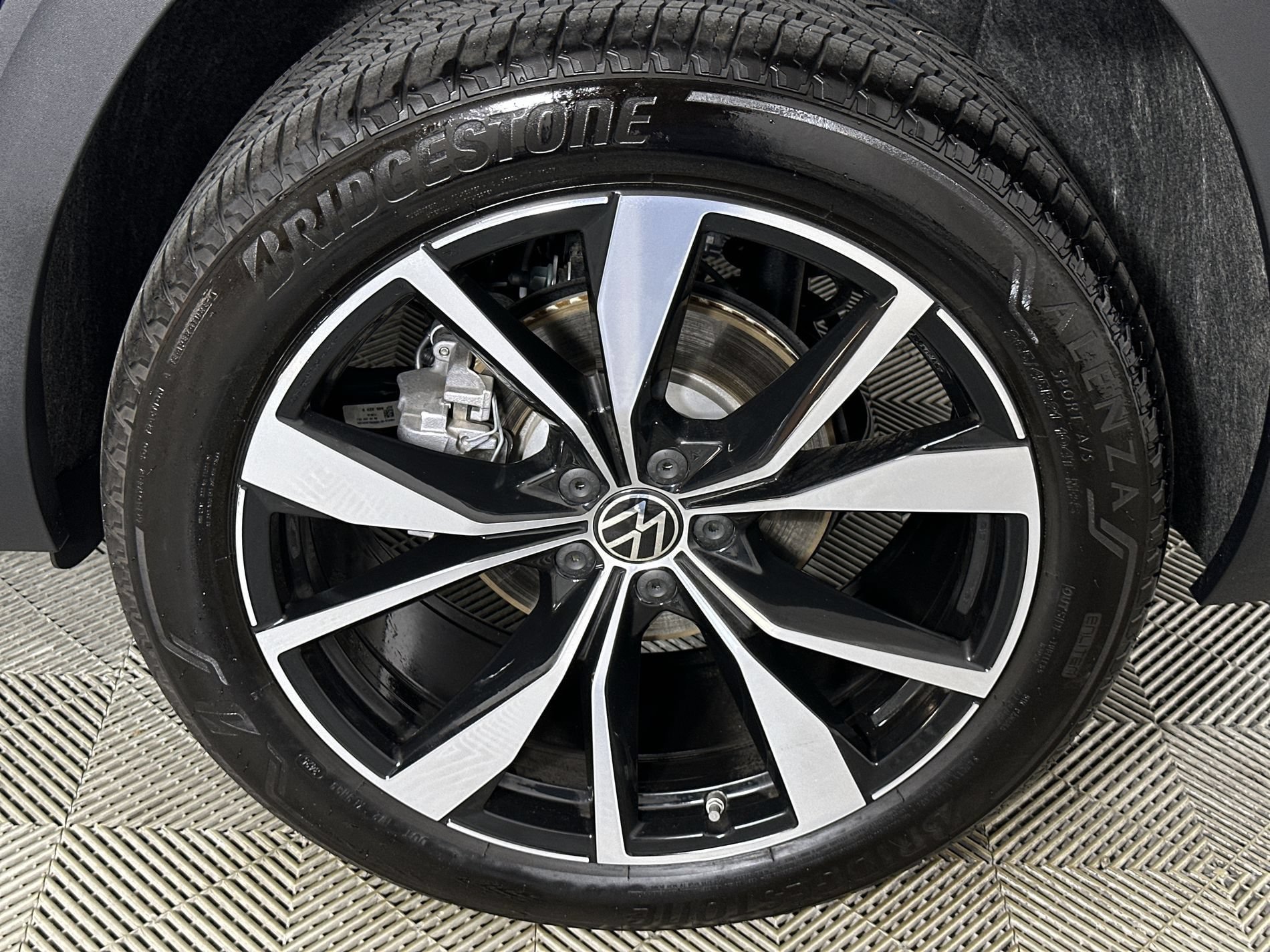 Used 2026 Volkswagen Atlas Cross Sport SEL Premium R-Line AWD/4WD image 34