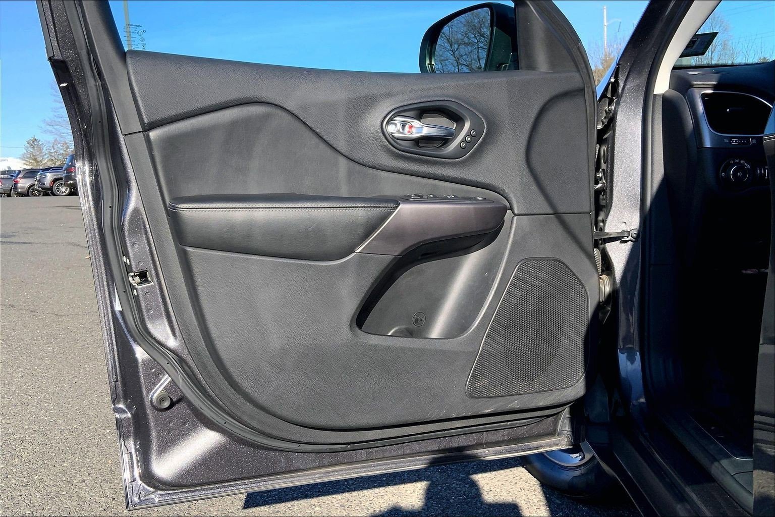 Used 2019 Jeep Cherokee Limited image 18