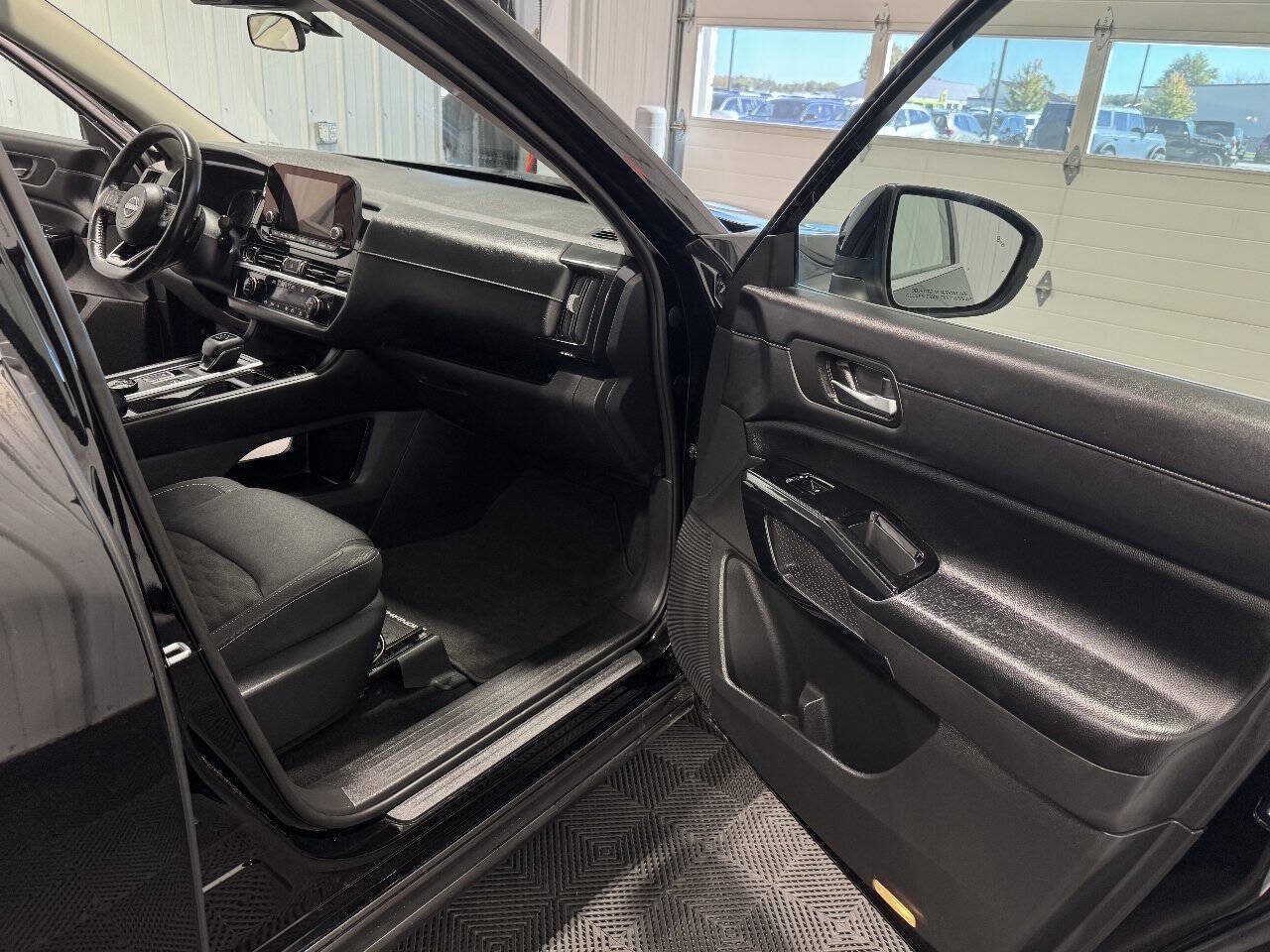 Used 2022 Nissan Pathfinder S AWD/4WD image 18