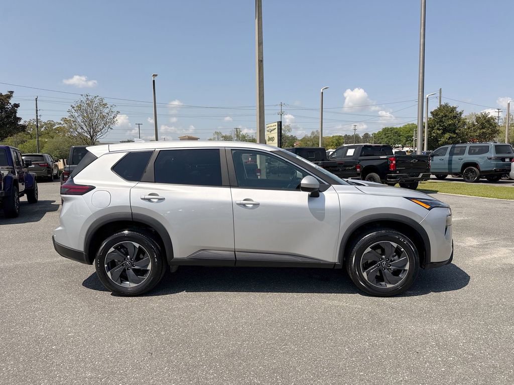 Used 2025 Nissan Rogue SV image 2