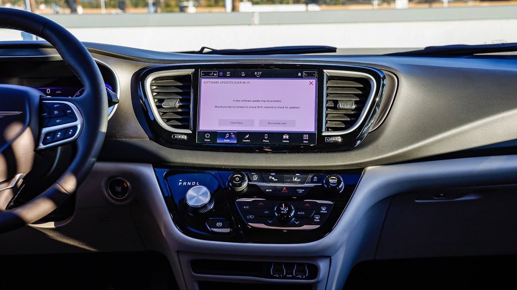 Certified 2024 Chrysler Pacifica Touring-L image 14