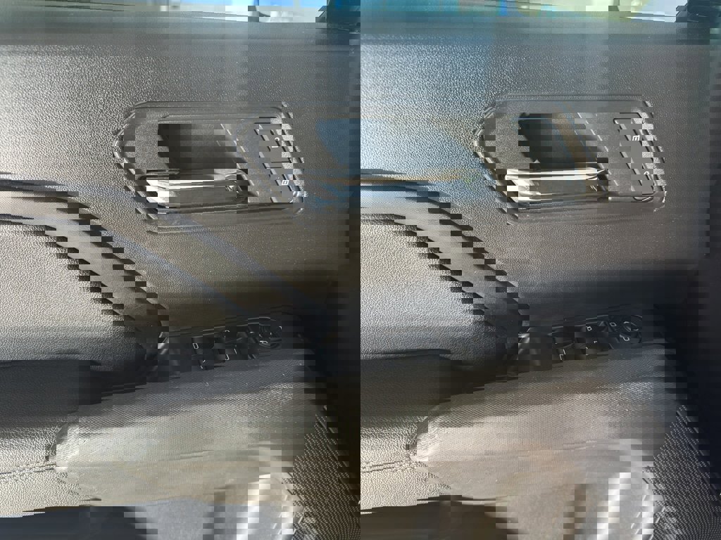 Used 2023 Chevrolet Colorado LT w/ LT Convenience Package III image 9