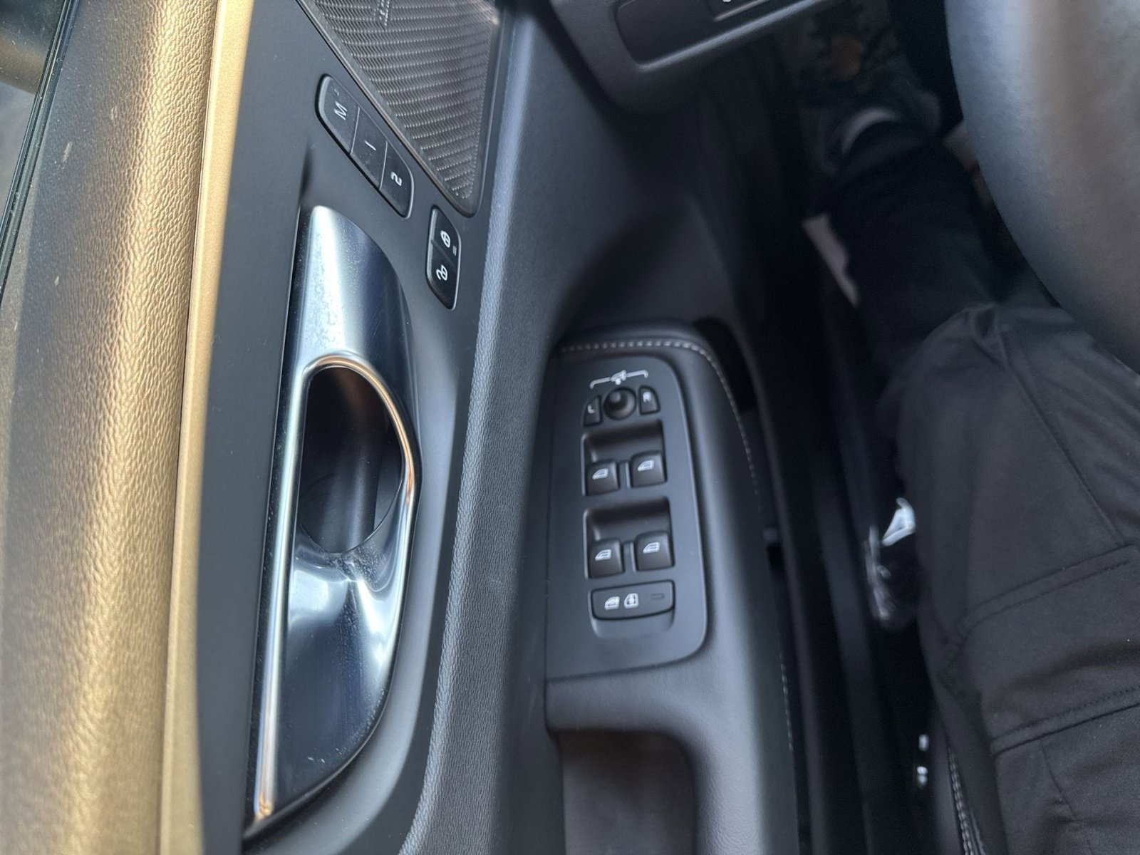 Used 2024 Volvo XC60 T8 Ultimate w/ Protection Package Premier image 9