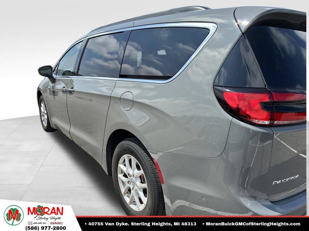 Used 2022 Chrysler Pacifica Touring-L w/ Uconnect Theater Family Group FWD image 7