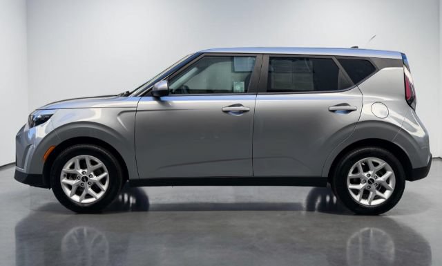 Used 2023 Kia Soul LX w/ Option Group 015 FWD image 3