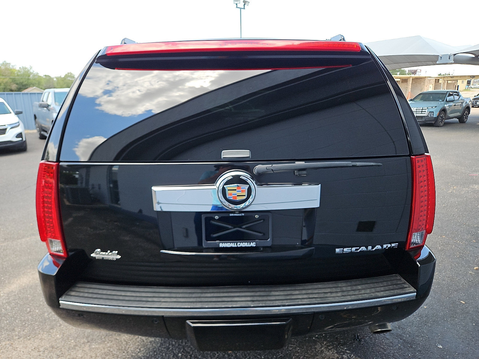 Used 2014 Cadillac Escalade Luxury RWD image 4