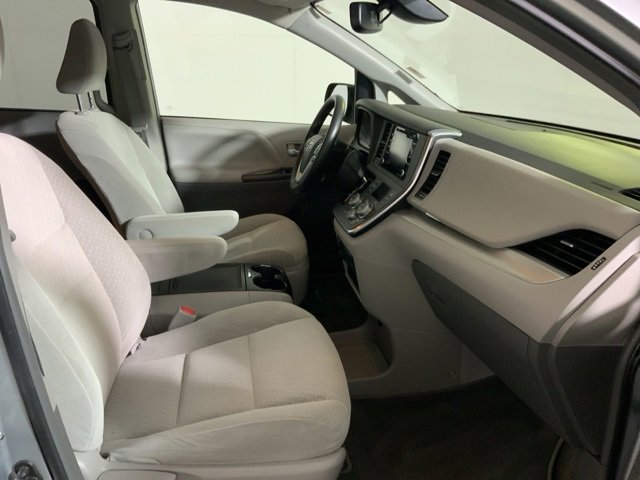 Used 2019 Toyota Sienna LE w/ LE Preferred Package image 33